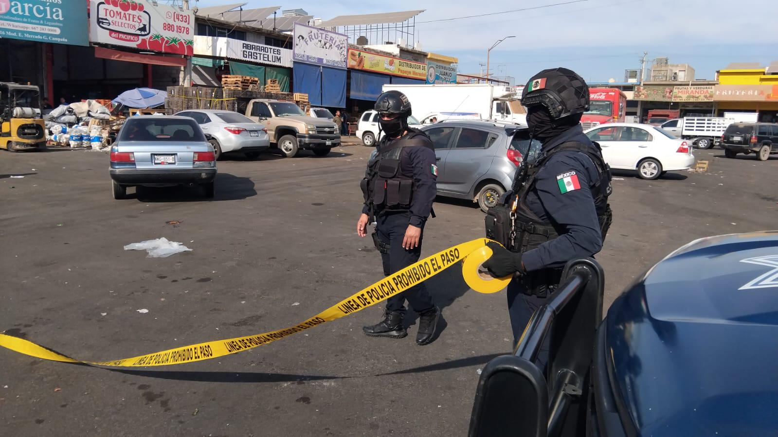 $!Persecución deja un auto baleado dentro del Mercado de Abastos de Culiacán