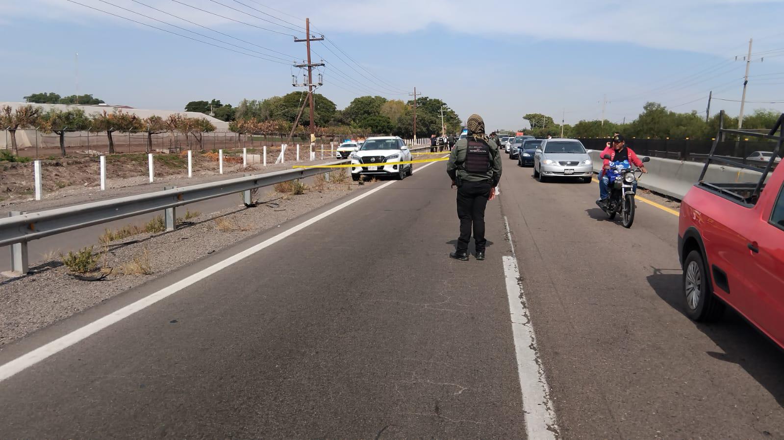 $!Abandonan camioneta con al menos dos cuerpos cerca de El Trébol, en Culiacán