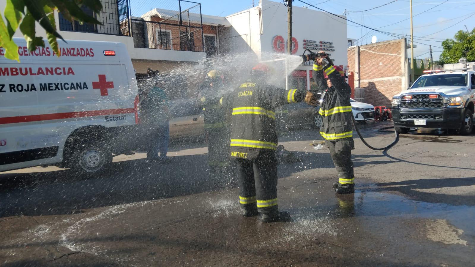 $!Incendian una tienda de uniformes en Culiacán