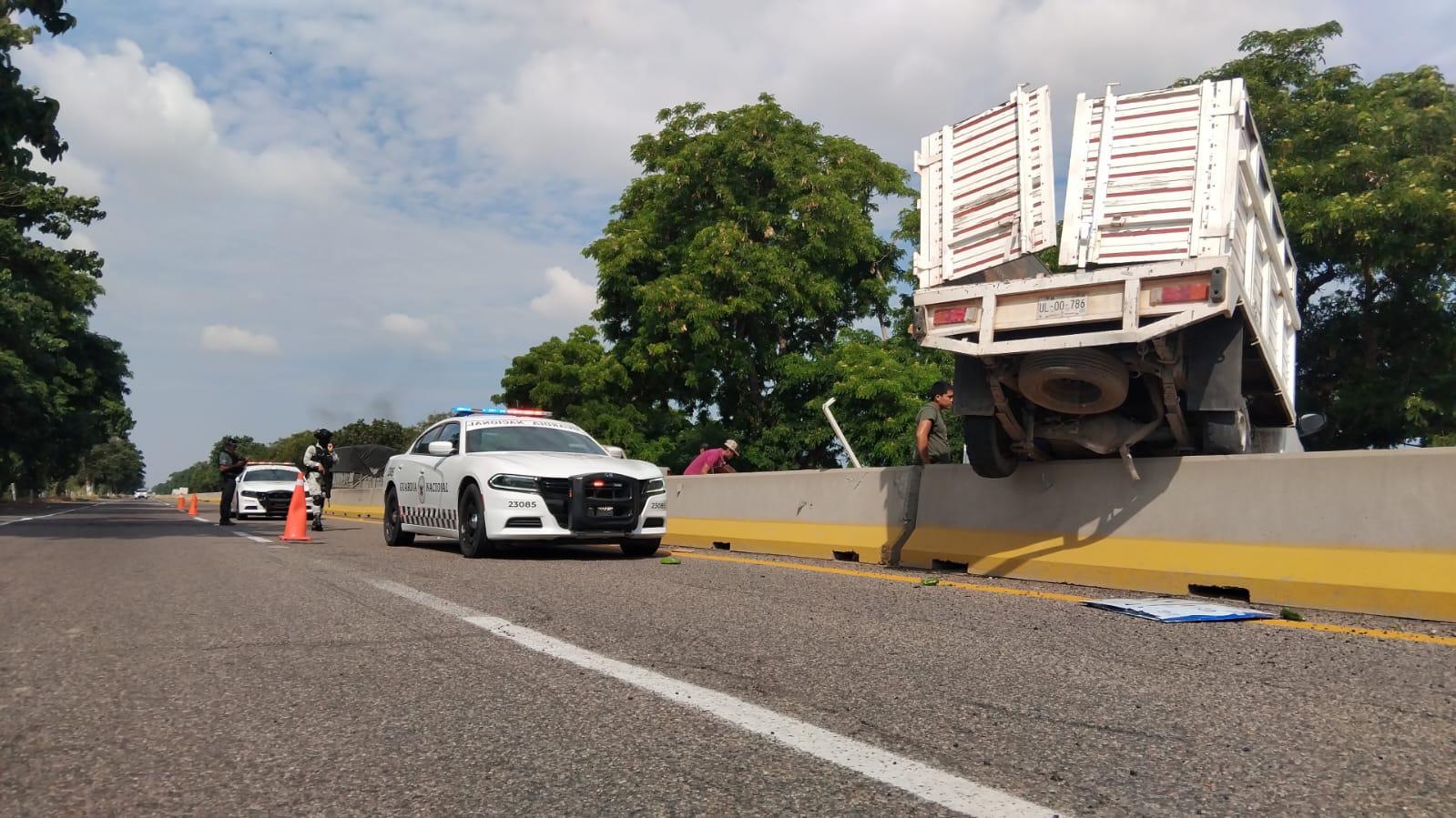 $!Camioneta que transportaba verduras sufre falla mecánica y choca contra muro de contención de La Costerita