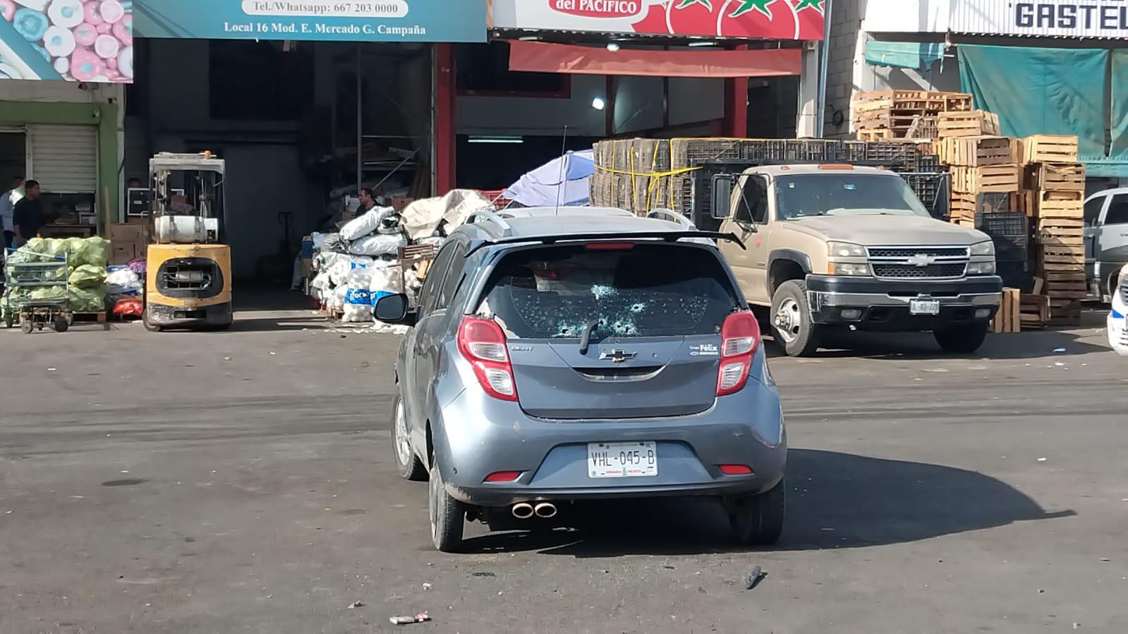 $!Persecución deja un auto baleado dentro del Mercado de Abastos de Culiacán