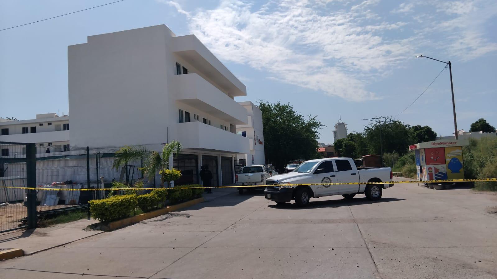 $!Así amaneció el complejo de departamentos en donde fue la balacera del sábado, en Culiacán