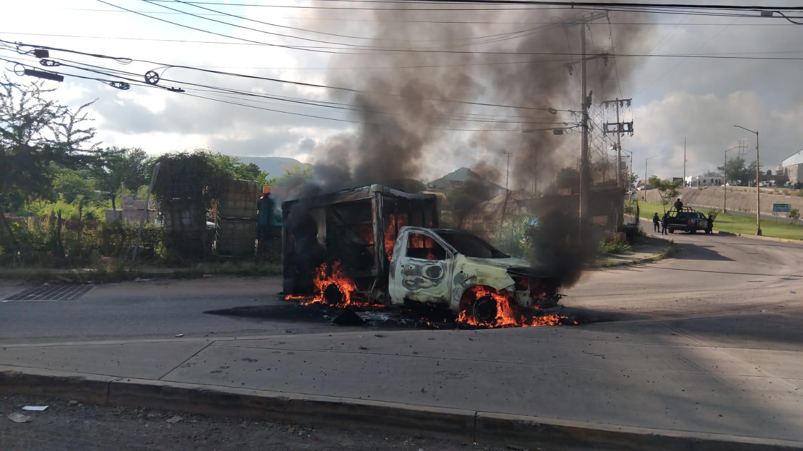 $!Incendian vehículos sobre la Obregón y La Costerita, al sur de Culiacán