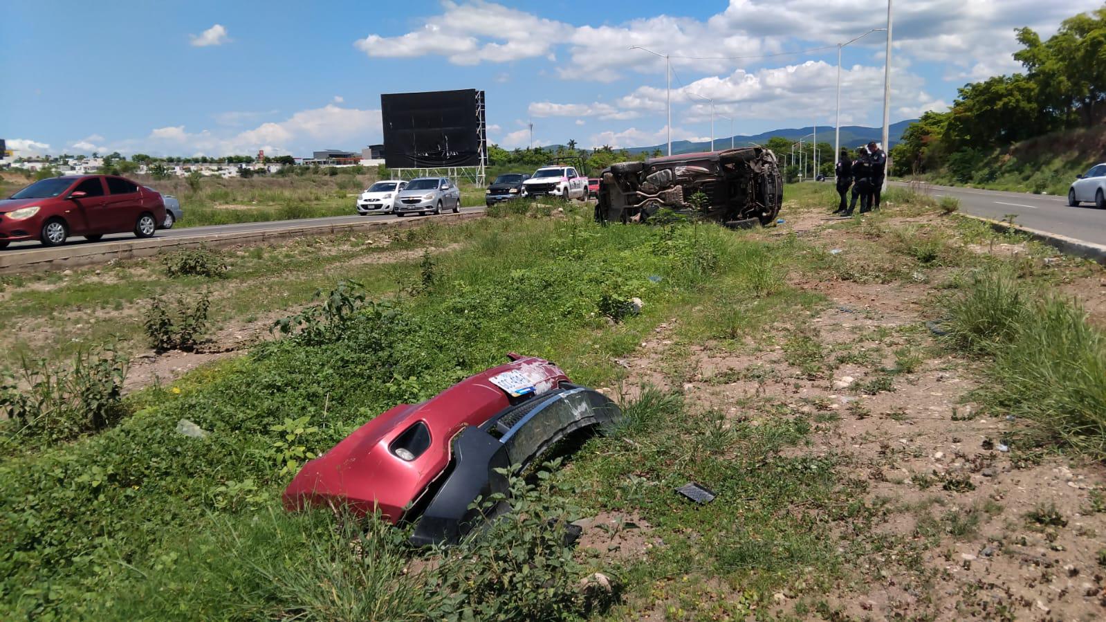 $!Vuelca hombre a bordo de camioneta en la entrada de La Primavera, en Culiacán