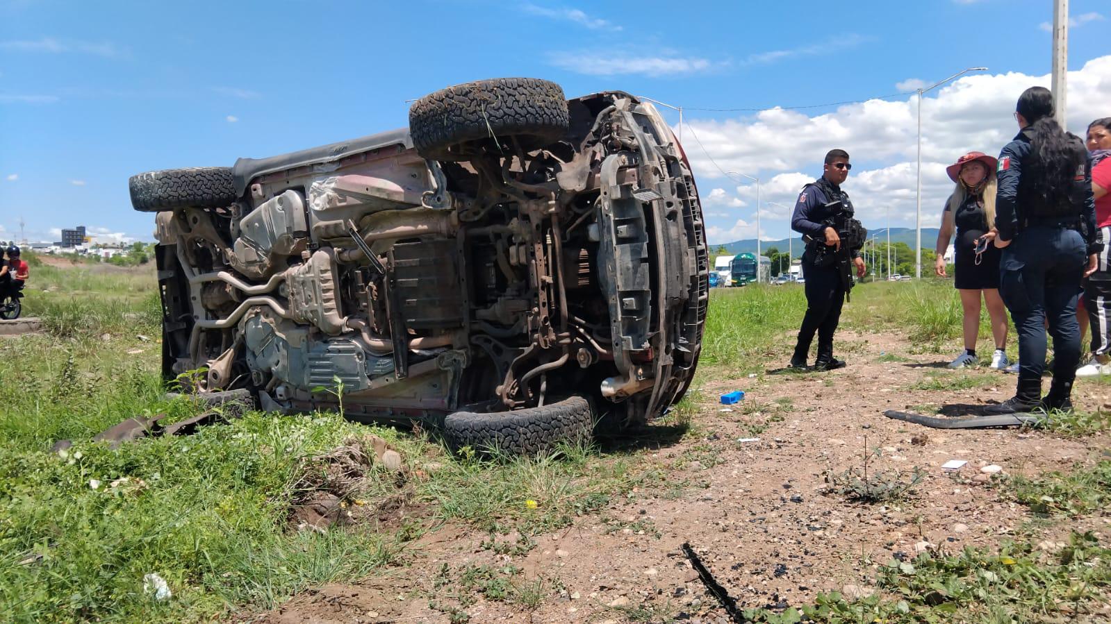 $!Vuelca hombre a bordo de camioneta en la entrada de La Primavera, en Culiacán