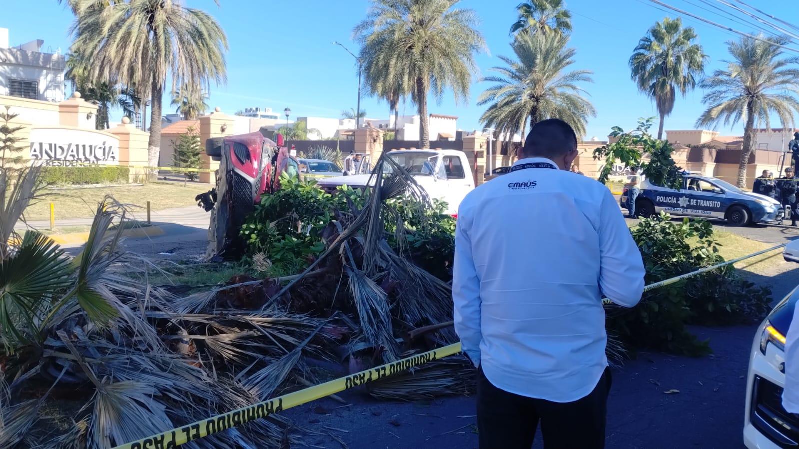 $!Vuelca auto y atropella a dos hombres en Culiacán; uno fallece