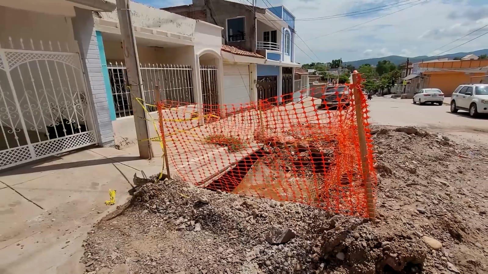 $!Japac deja un hoyo en la colonia Los Huizaches; vecinos temen que niños puedan caer en él