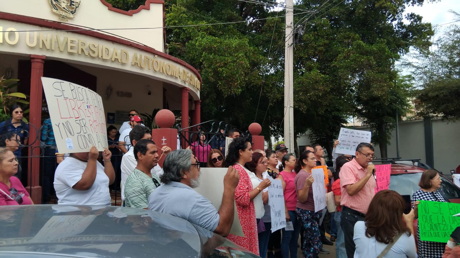 $!Docentes universitarios se manifiestan en las instalaciones de Radio UAS