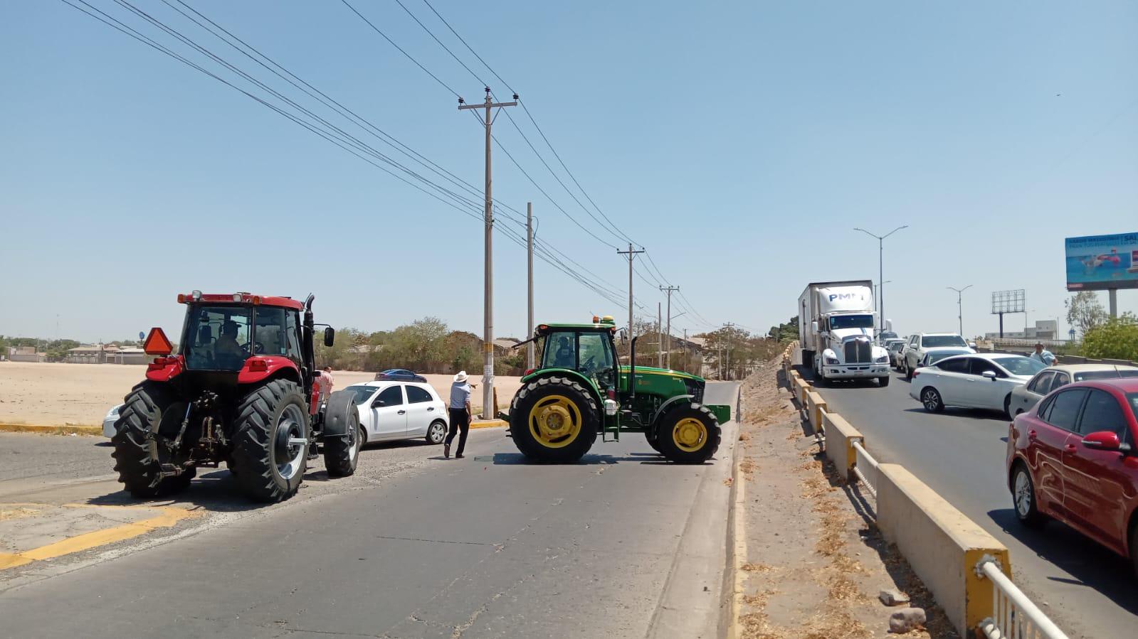 $!Mantienen policías bloqueos en la ‘Maquío’, Gas Valle y Las Torres en Culiacán, por productores