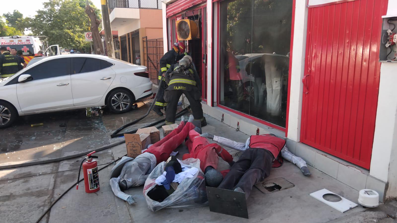 $!Incendian una tienda de uniformes en Culiacán