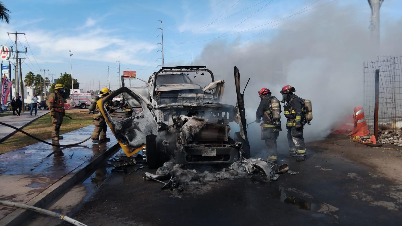 $!Incendian camioneta que transportaba grúa en la salida norte de Culiacán