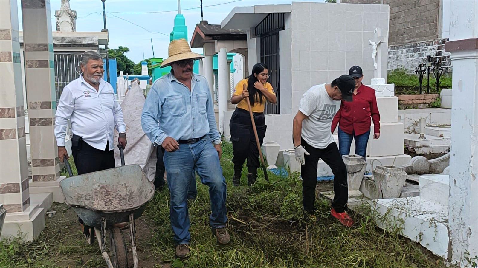 $!Alcaldesa de Escuinapa encabeza campaña de limpieza en panteón municipal