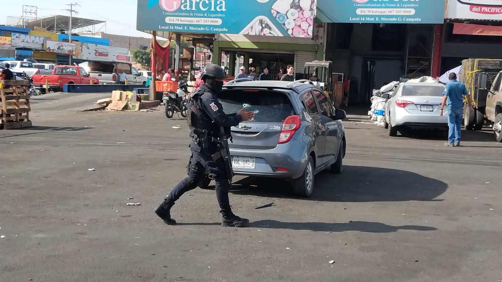 $!Persecución deja un auto baleado dentro del Mercado de Abastos de Culiacán