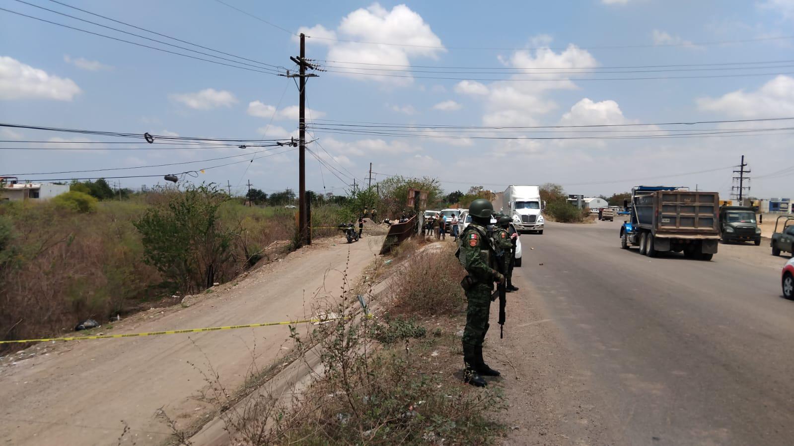 $!Envuelto en trapos y encintado hallan cuerpo junto a puente del Piggy Back, Culiacán