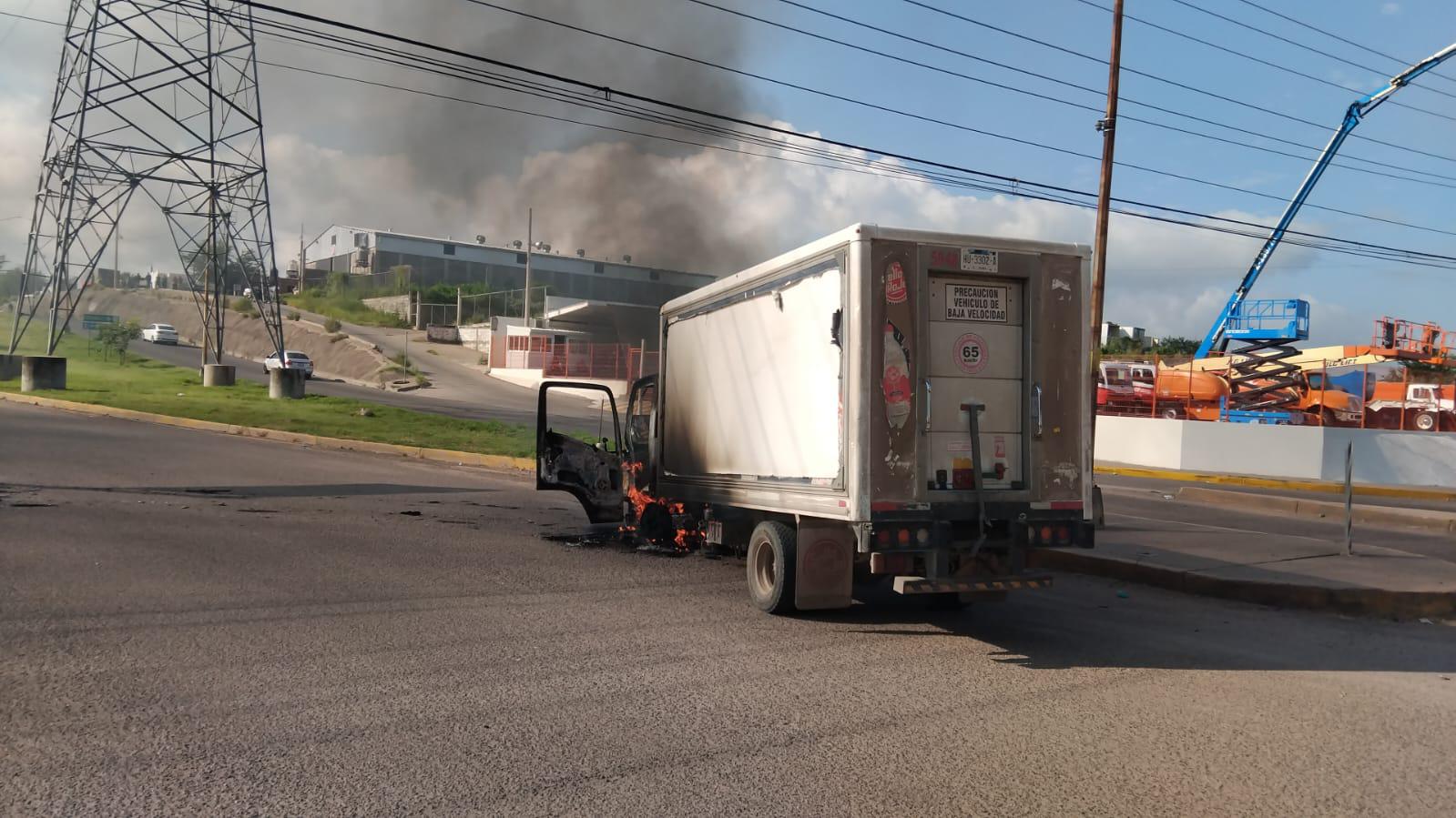 $!Incendian vehículos sobre la Obregón y La Costerita, al sur de Culiacán