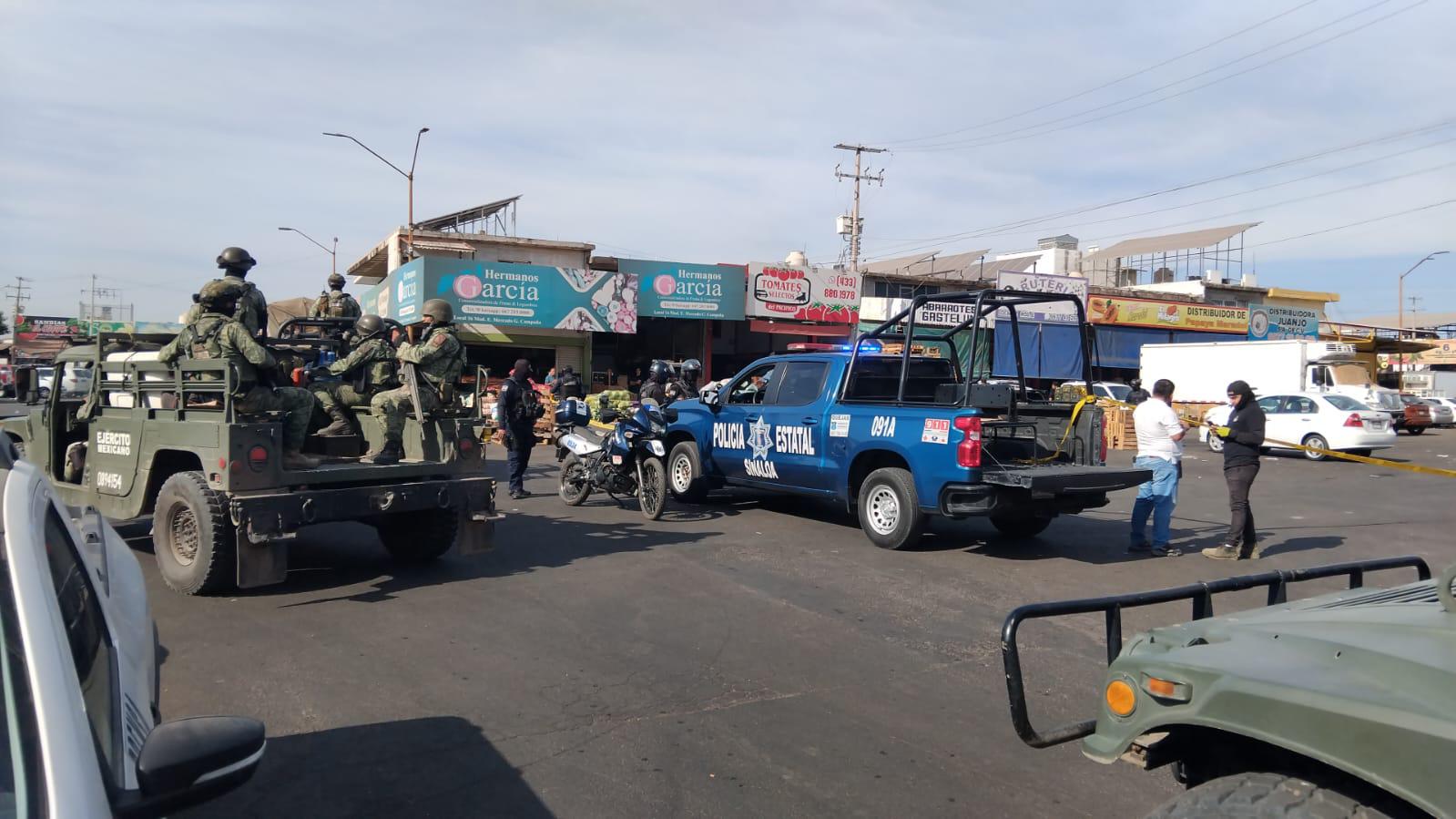 $!Persecución deja un auto baleado dentro del Mercado de Abastos de Culiacán