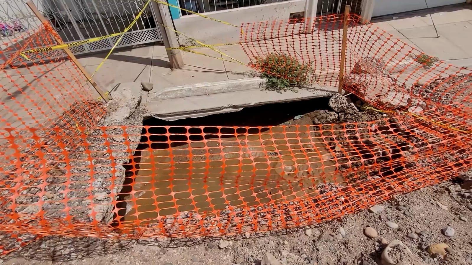 $!Japac deja un hoyo en la colonia Los Huizaches; vecinos temen que niños puedan caer en él