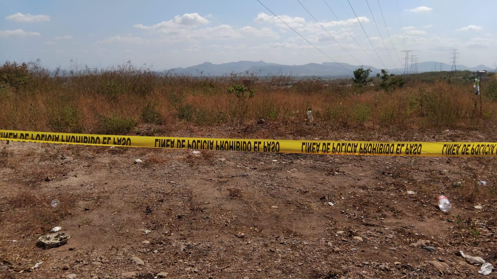 $!Hallan entre zona enmontada un cuerpo en estado descomposición, al norte de Culiacán