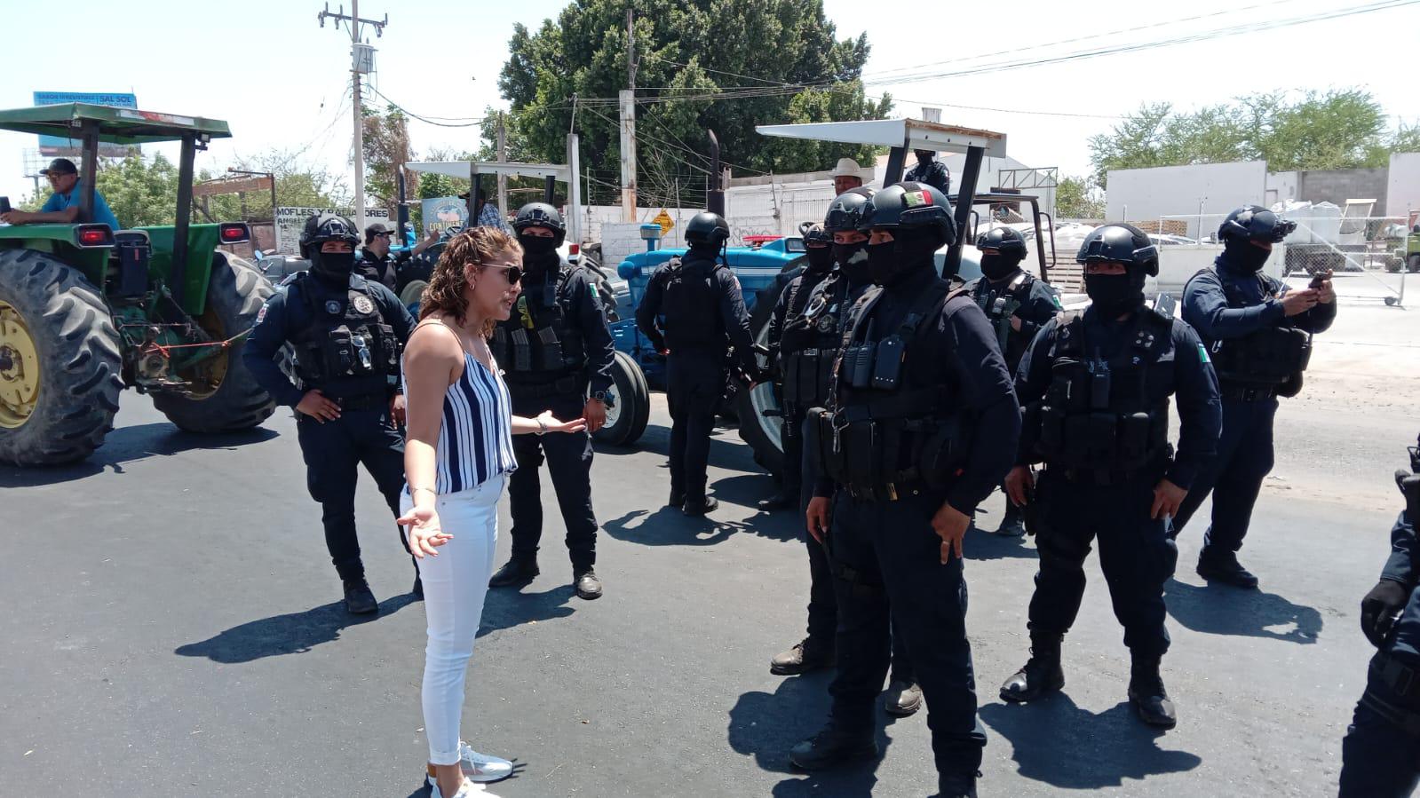 $!Mantienen policías bloqueos en la ‘Maquío’, Gas Valle y Las Torres en Culiacán, por productores