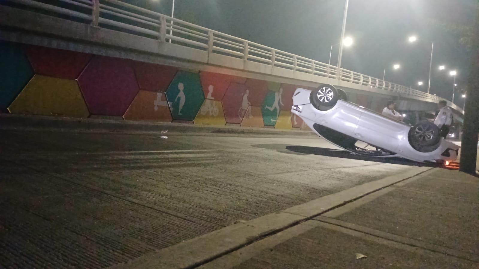 $!Vehículo se vuelca a un costado del puente del bulevar Rolando Arjona, en Culiacán