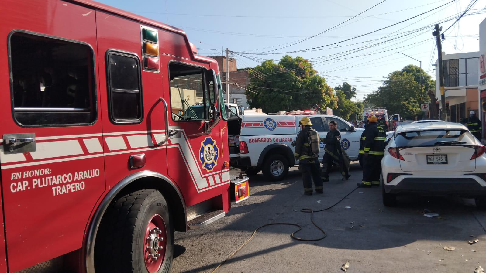 $!Incendian una tienda de uniformes en Culiacán