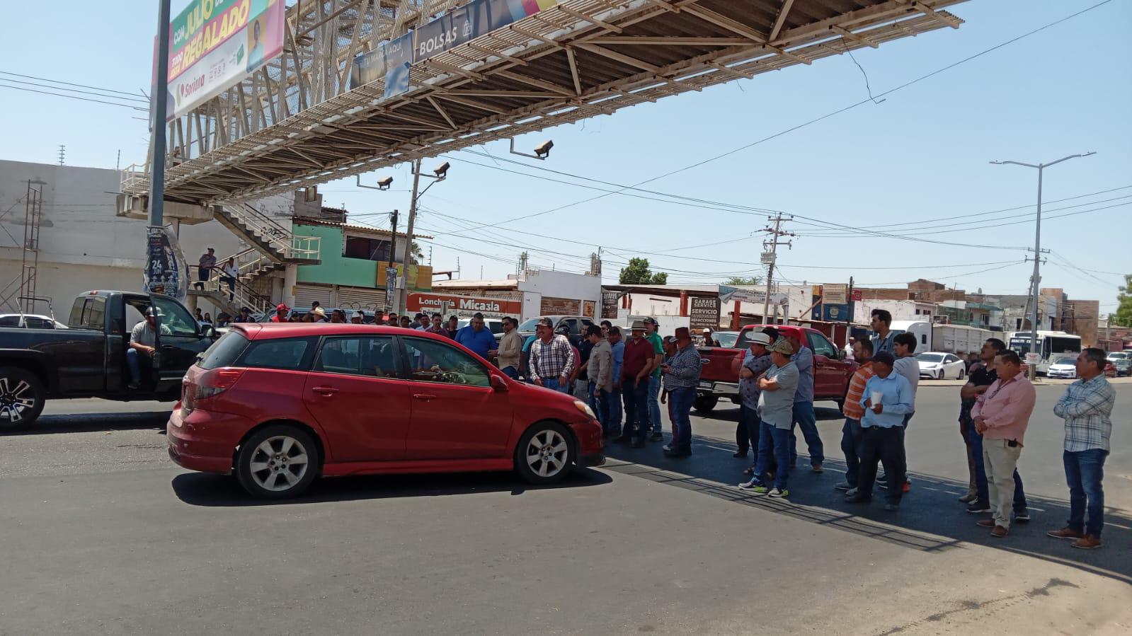 $!Mantienen policías bloqueos en la ‘Maquío’, Gas Valle y Las Torres en Culiacán, por productores