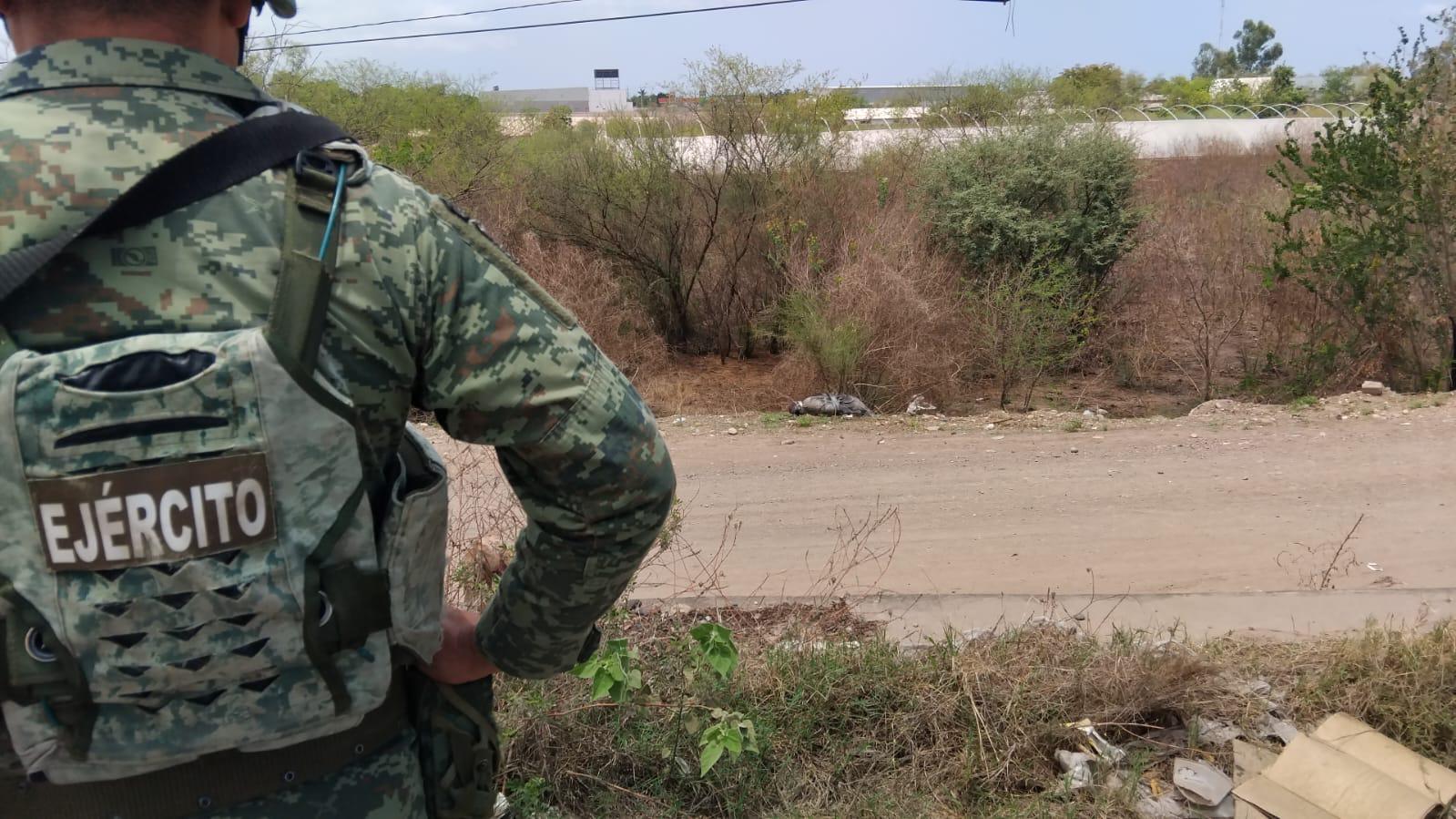 $!Envuelto en trapos y encintado hallan cuerpo junto a puente del Piggy Back, Culiacán