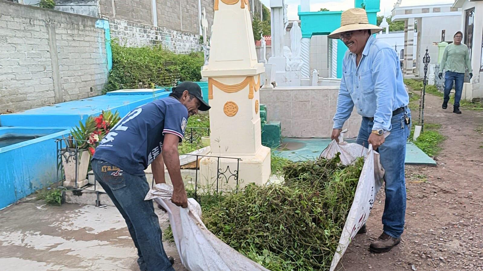 $!Alcaldesa de Escuinapa encabeza campaña de limpieza en panteón municipal