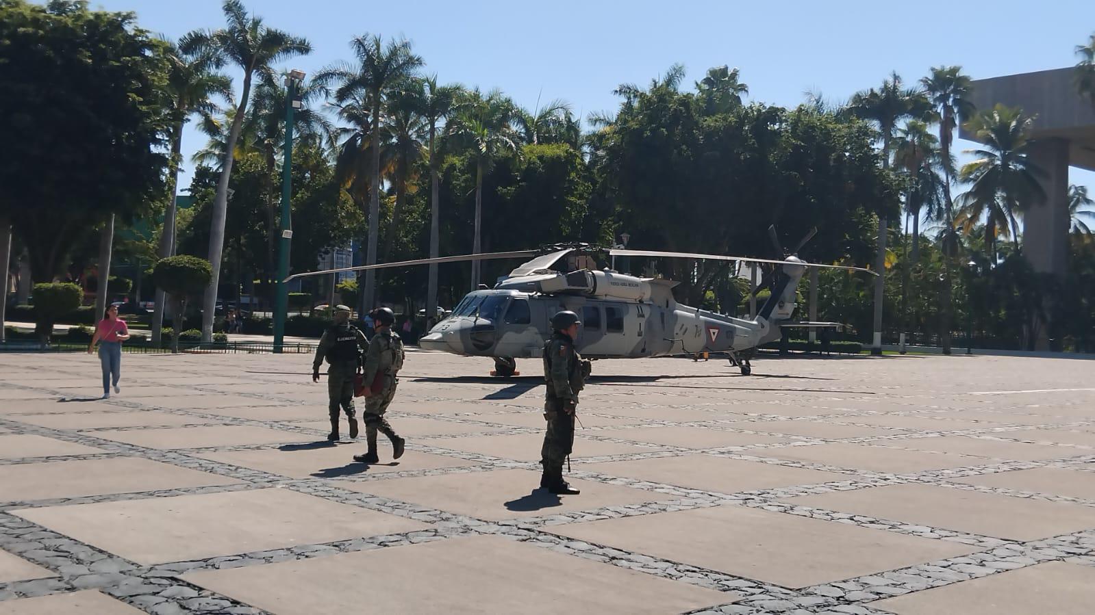 $!Con aterrizaje dos helicópteros, inicia instalación de exposición militar en Palacio de Gobierno