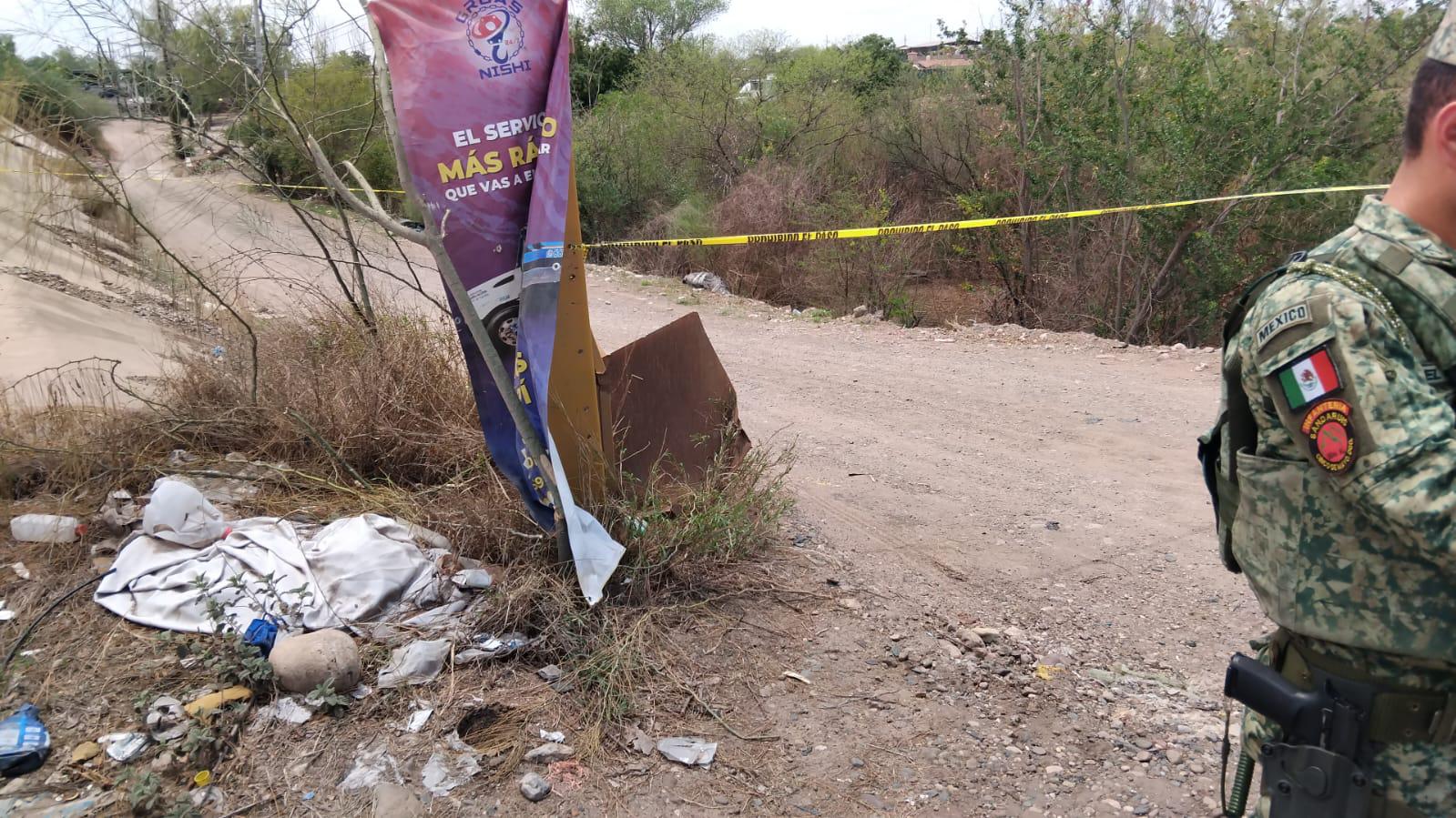 $!Envuelto en trapos y encintado hallan cuerpo junto a puente del Piggy Back, Culiacán