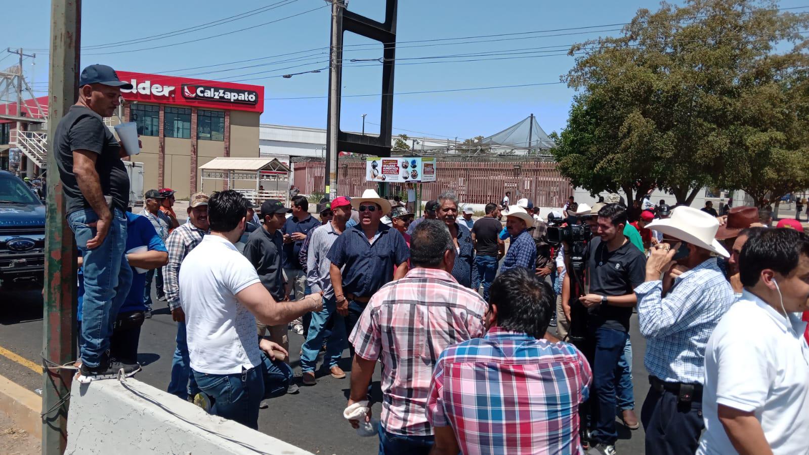 $!Mantienen policías bloqueos en la ‘Maquío’, Gas Valle y Las Torres en Culiacán, por productores