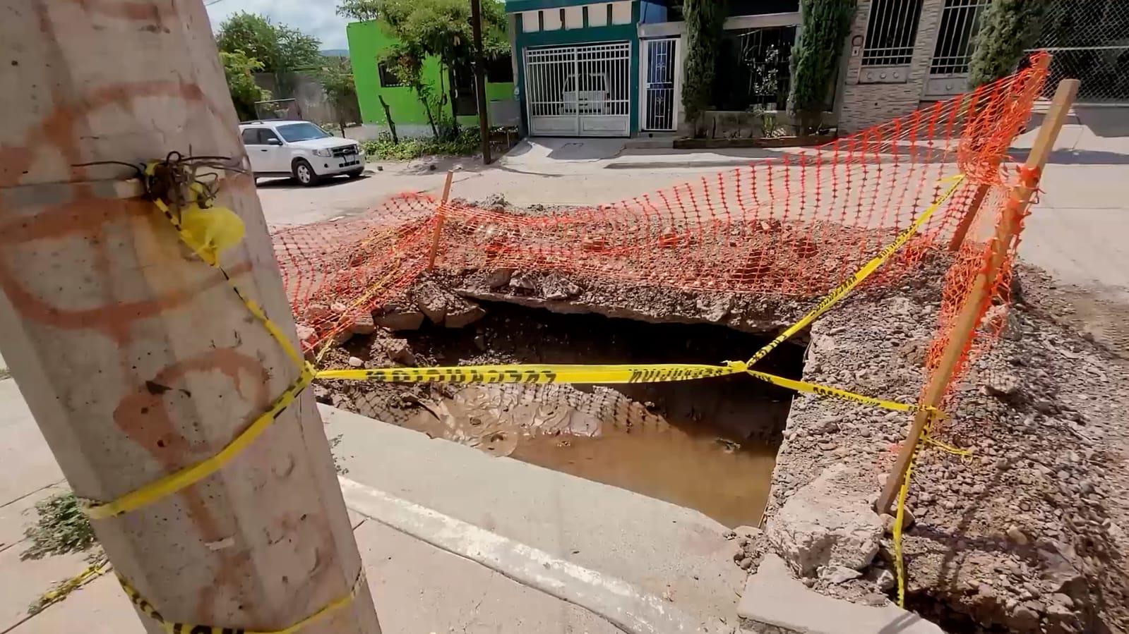 $!Japac deja un hoyo en la colonia Los Huizaches; vecinos temen que niños puedan caer en él