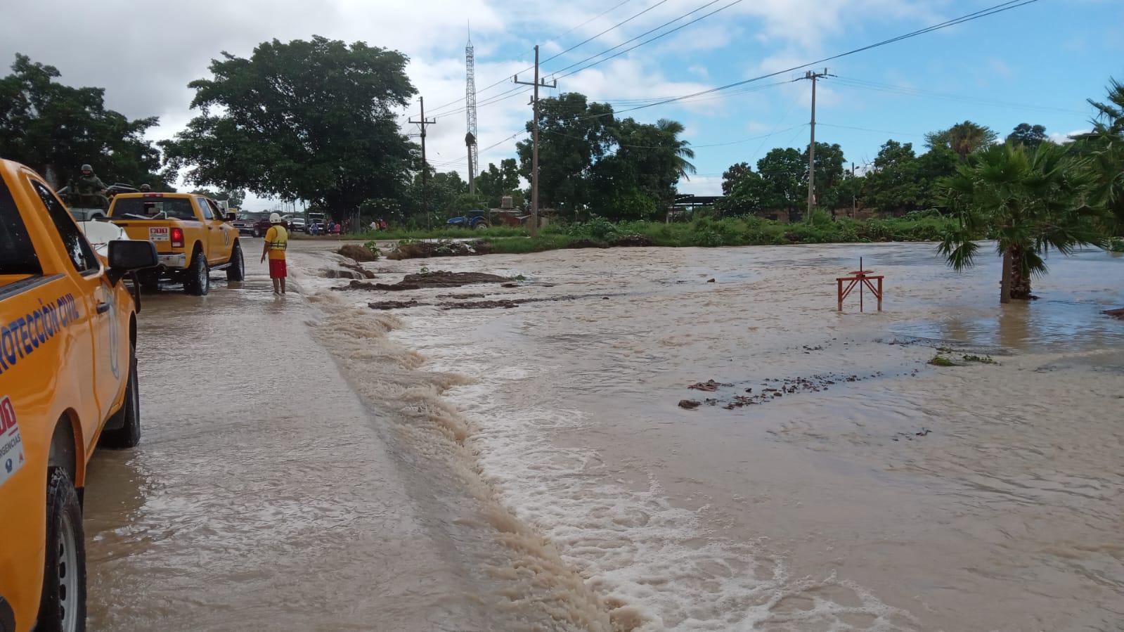 $!Rescatan a 74 jornaleros por inundación en campo agrícola de Villa Juárez