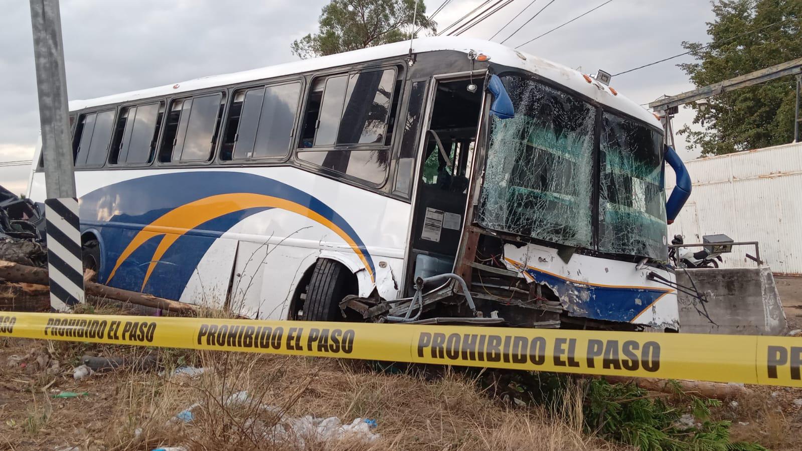 $!Camionazo en Culiacán deja un muerto y 17 heridos