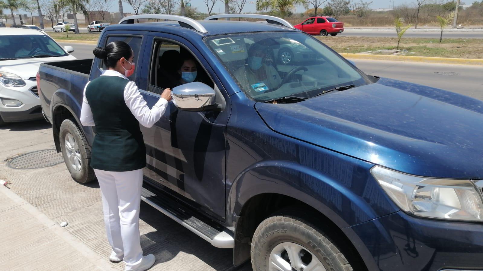 $!Desde la comodidad de su auto, asisten a vacunarse contra el Covid en Culiacán