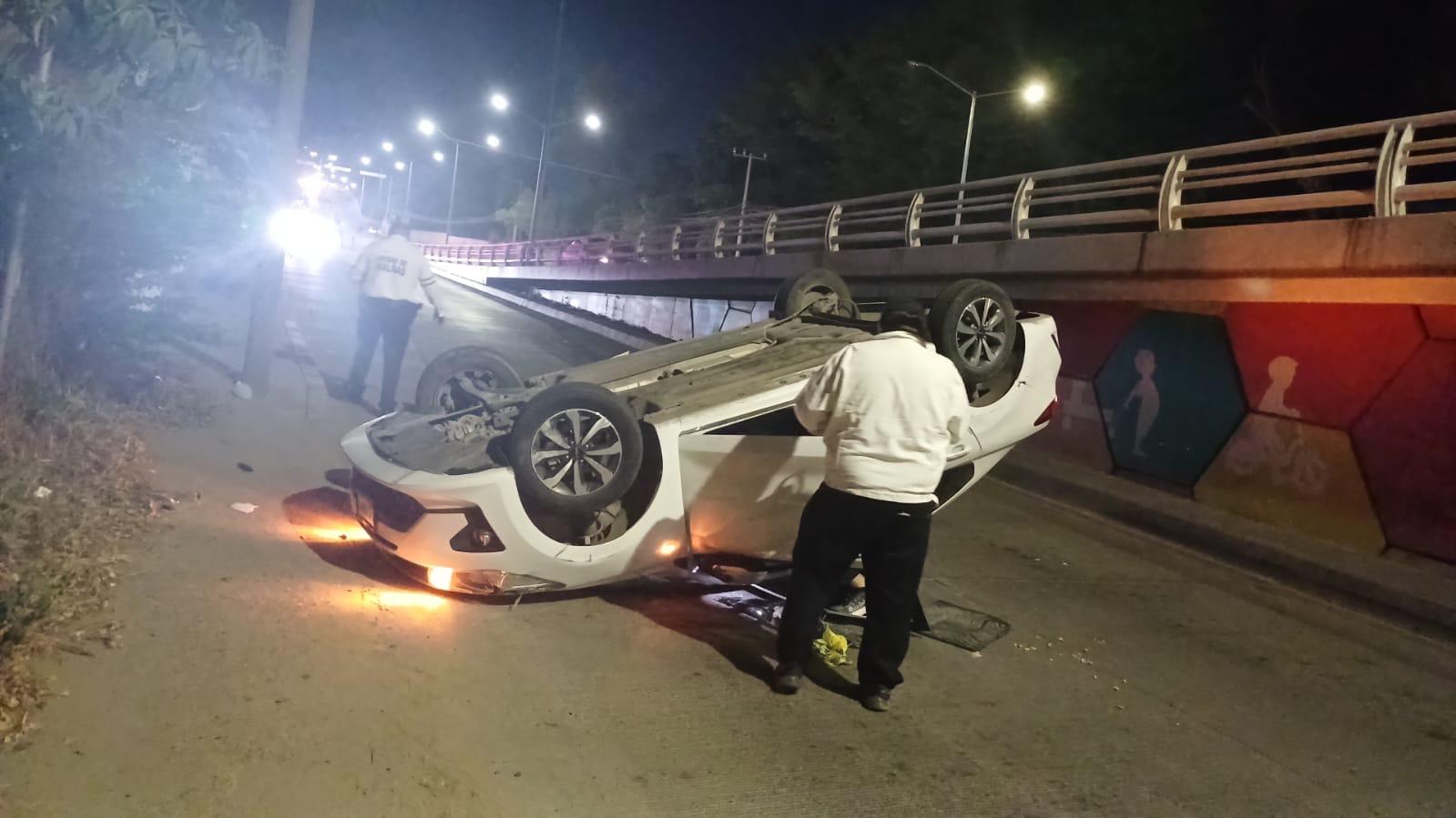 $!Vehículo se vuelca a un costado del puente del bulevar Rolando Arjona, en Culiacán