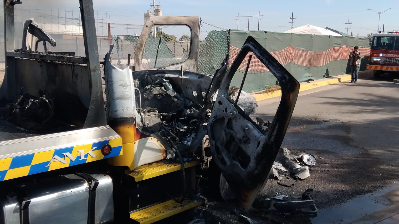 $!Incendian camioneta que transportaba grúa en la salida norte de Culiacán