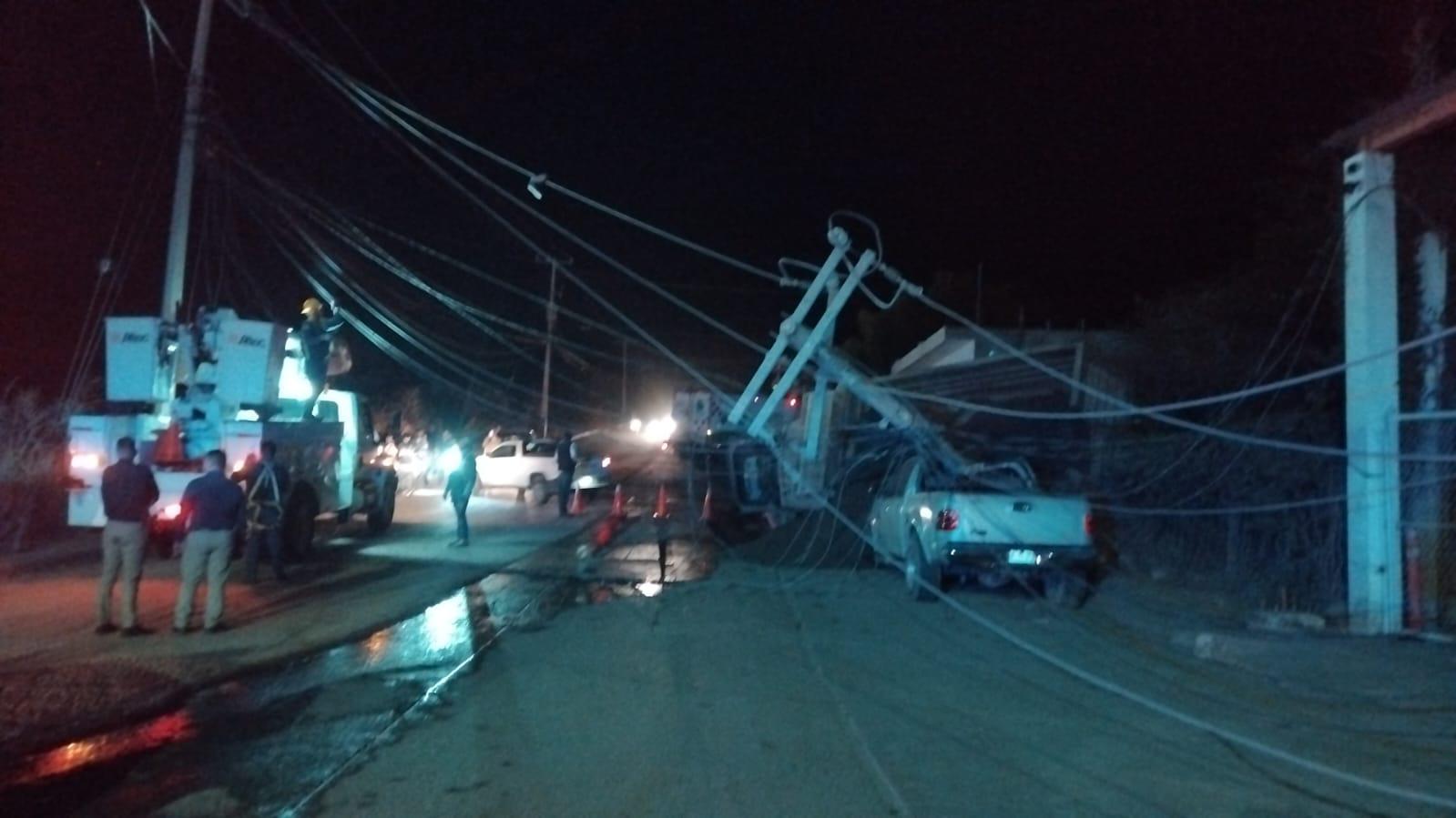 $!Choca góndola contra poste y deja sin electricidad a más de 800 viviendas en Culiacán