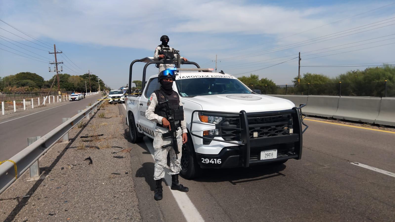 $!Abandonan camioneta con al menos dos cuerpos cerca de El Trébol, en Culiacán