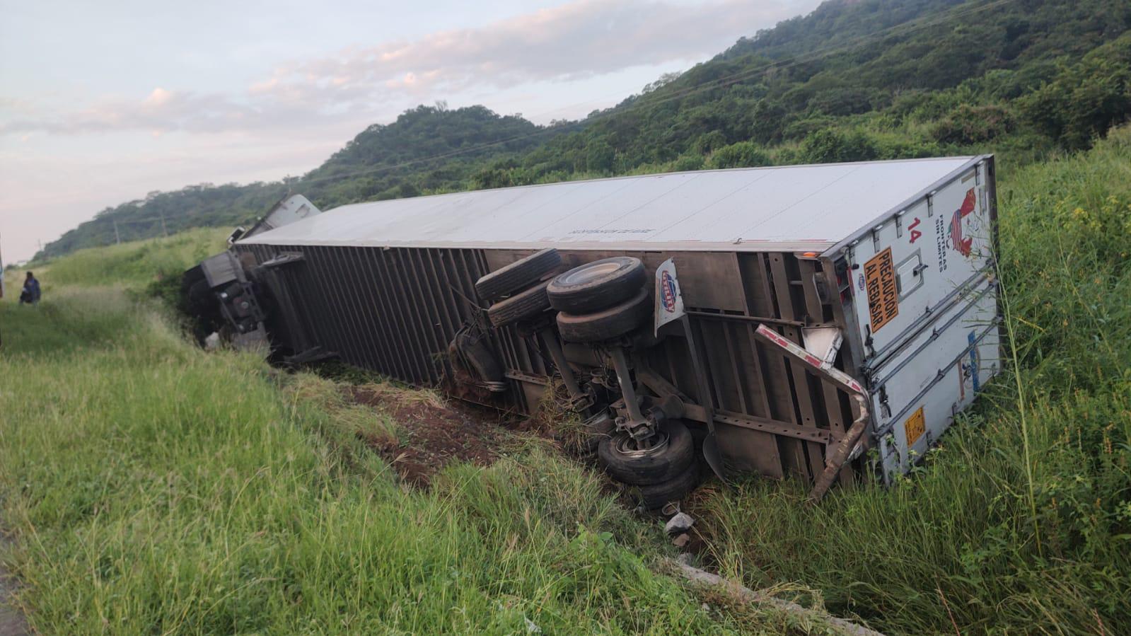 $!Conductor de tráiler se queda dormido y vuelca cerca de caseta de El Rosario