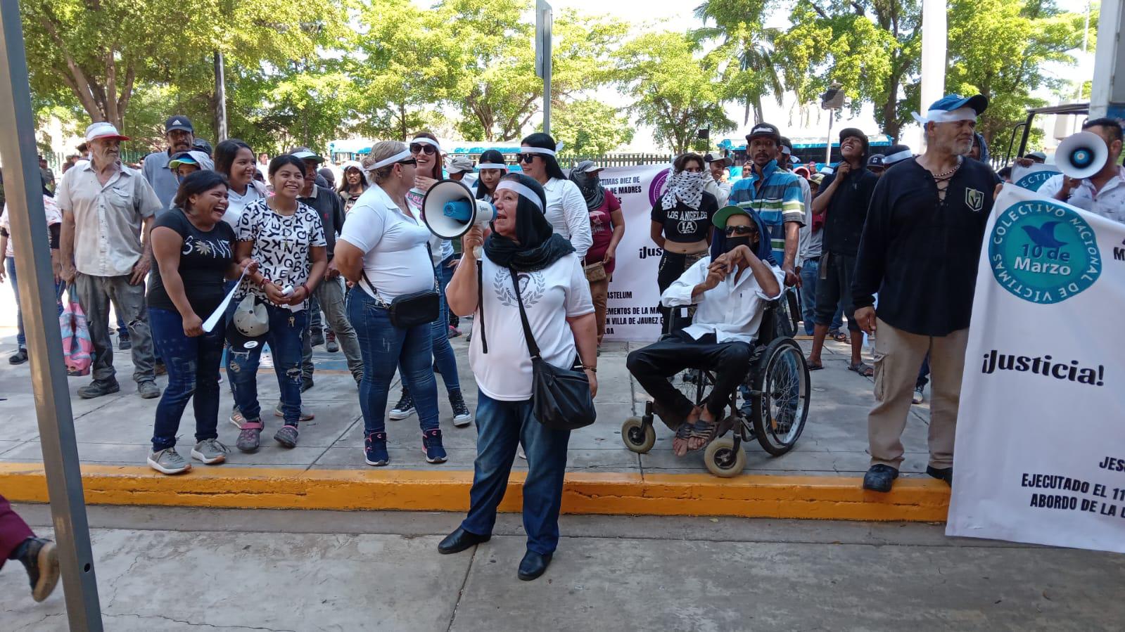 $!Llega a Palacio de Gobierno manifestación por desapariciones forzadas