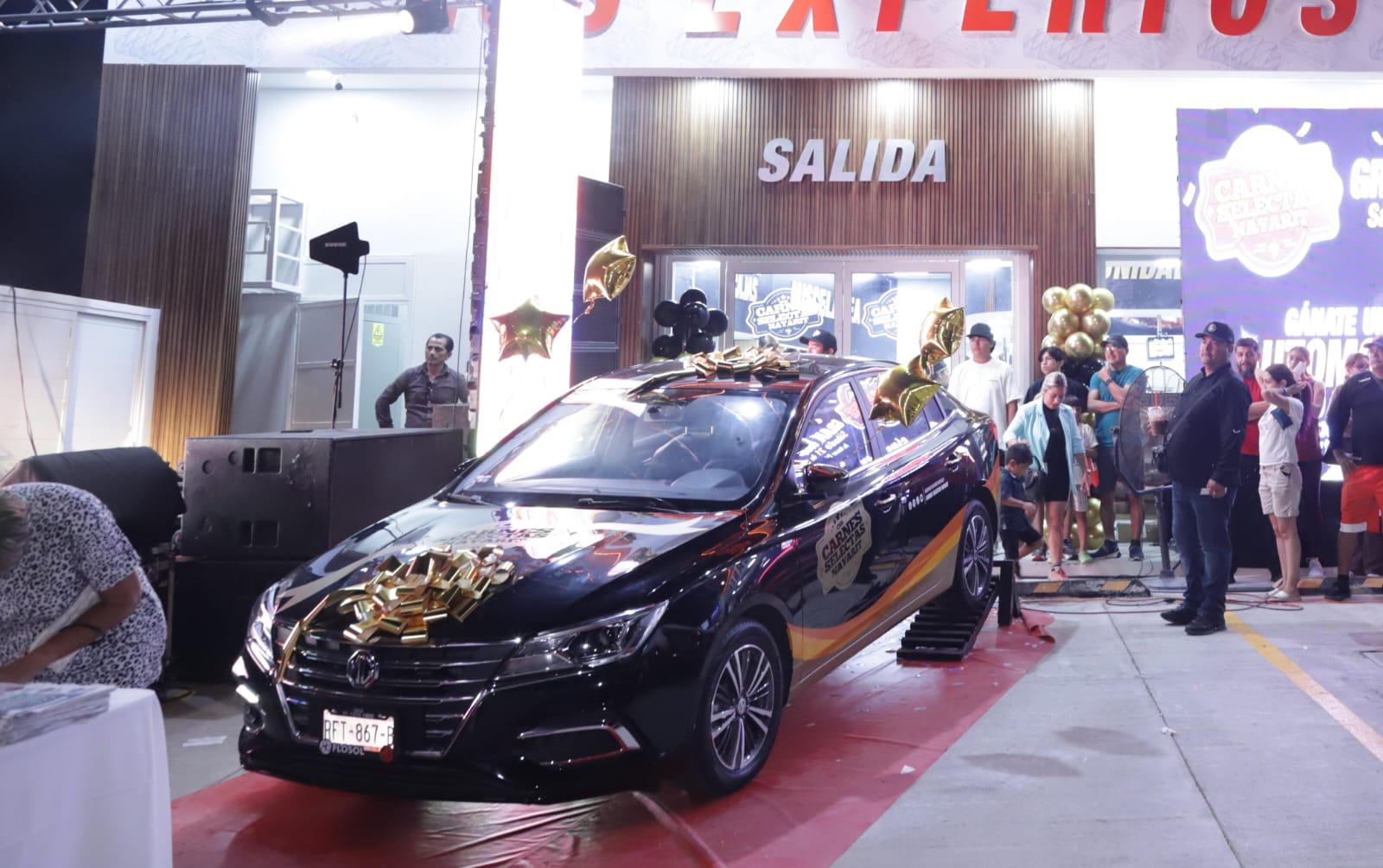 $!Joselyn Gollaz es la ganadora del automóvil que rifó por su apertura en Mazatlán Carnes Selectas Nayarit