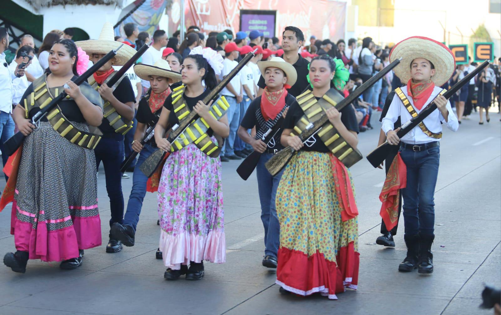 $!Exhiben talentos y habilidades en desfile de la Revolución Mexicana en Mazatlán