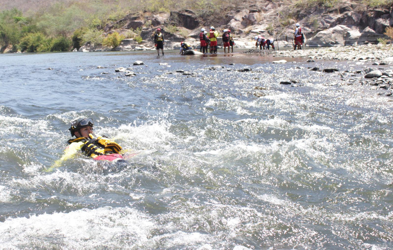 $!Terminan curso de rescate en aguas rápidas practicando en la Presa Picachos