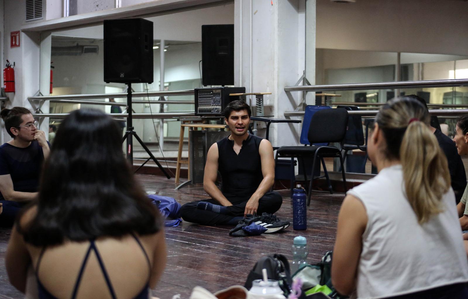 $!El bailarín durante el acercamiento con los estudiantes.