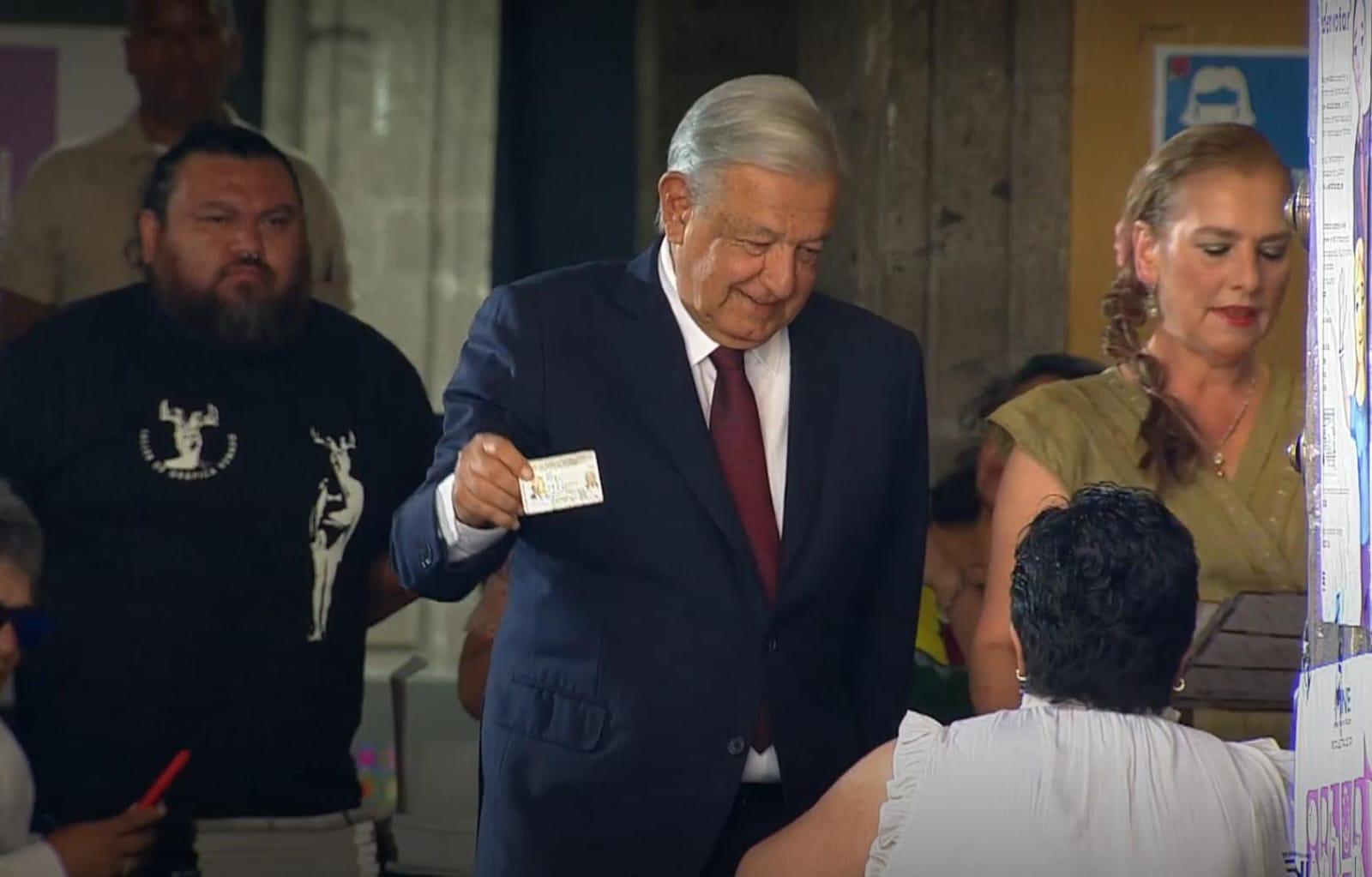 $!AMLO emite su último voto como Presidente de la República