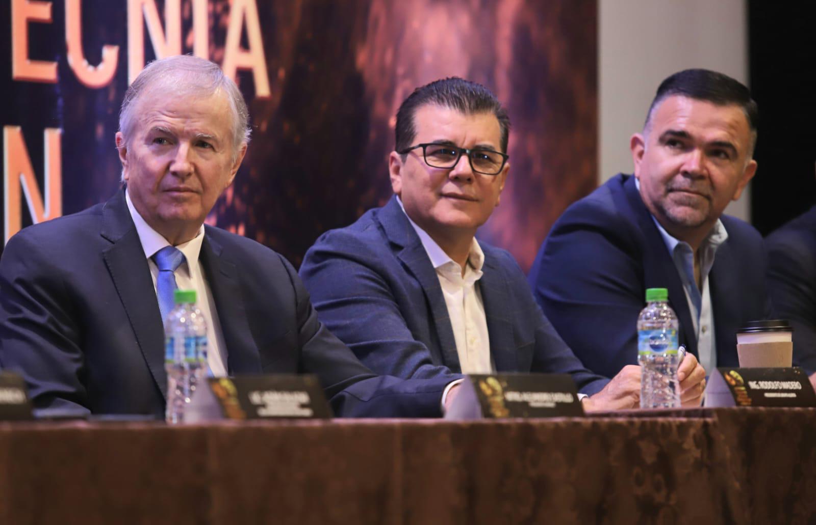 $!Galardonan a Rodolfo Madero Rodríguez por su trayectoria empresarial