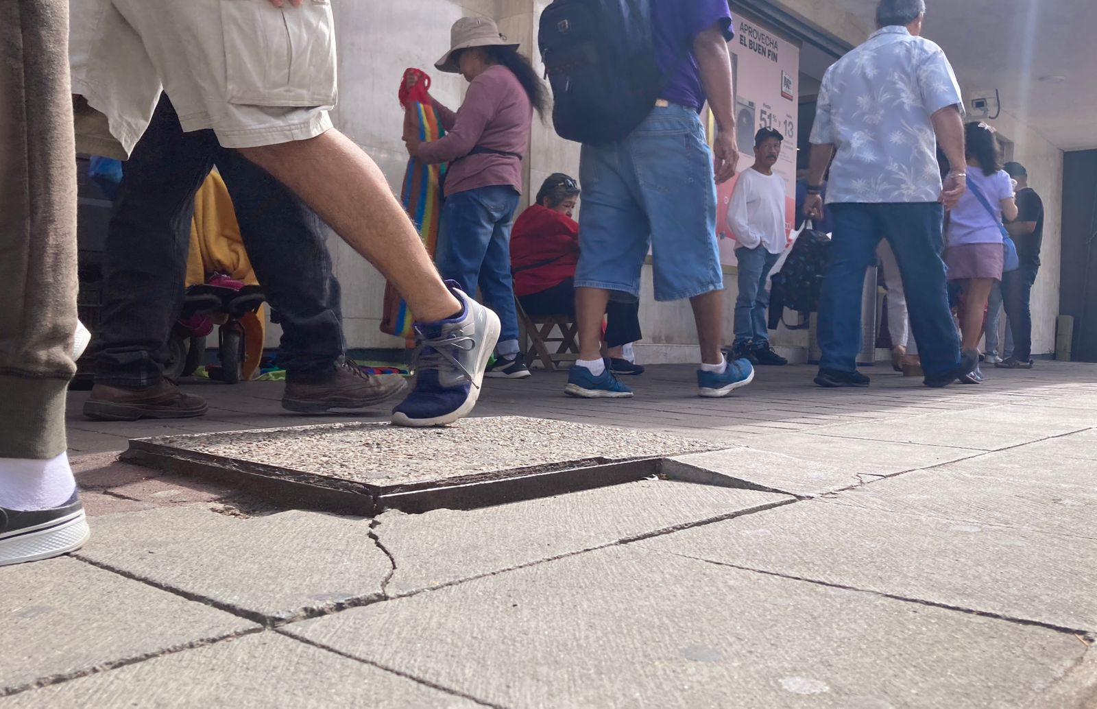 $!Reportan tapa de registro levantada en la banqueta frente a Catedral de Mazatlán