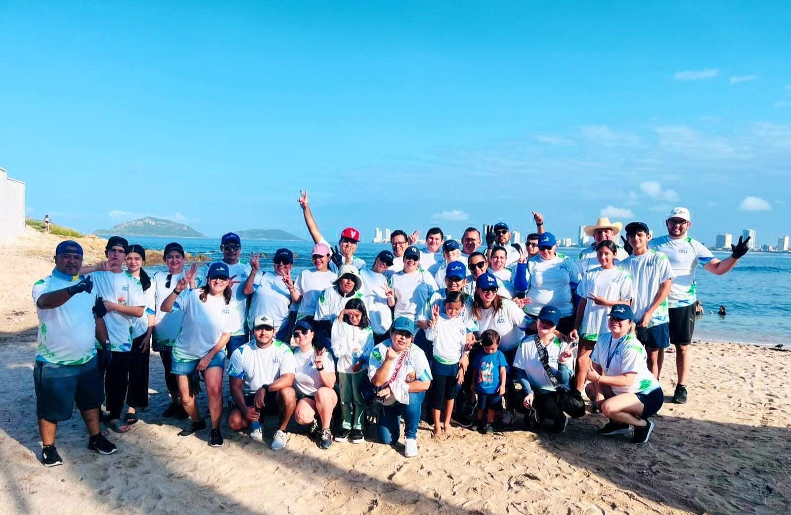 $!Grupo Pinsa conmemora el Día Mundial de las Playas limpiando las playas de Mazatlán