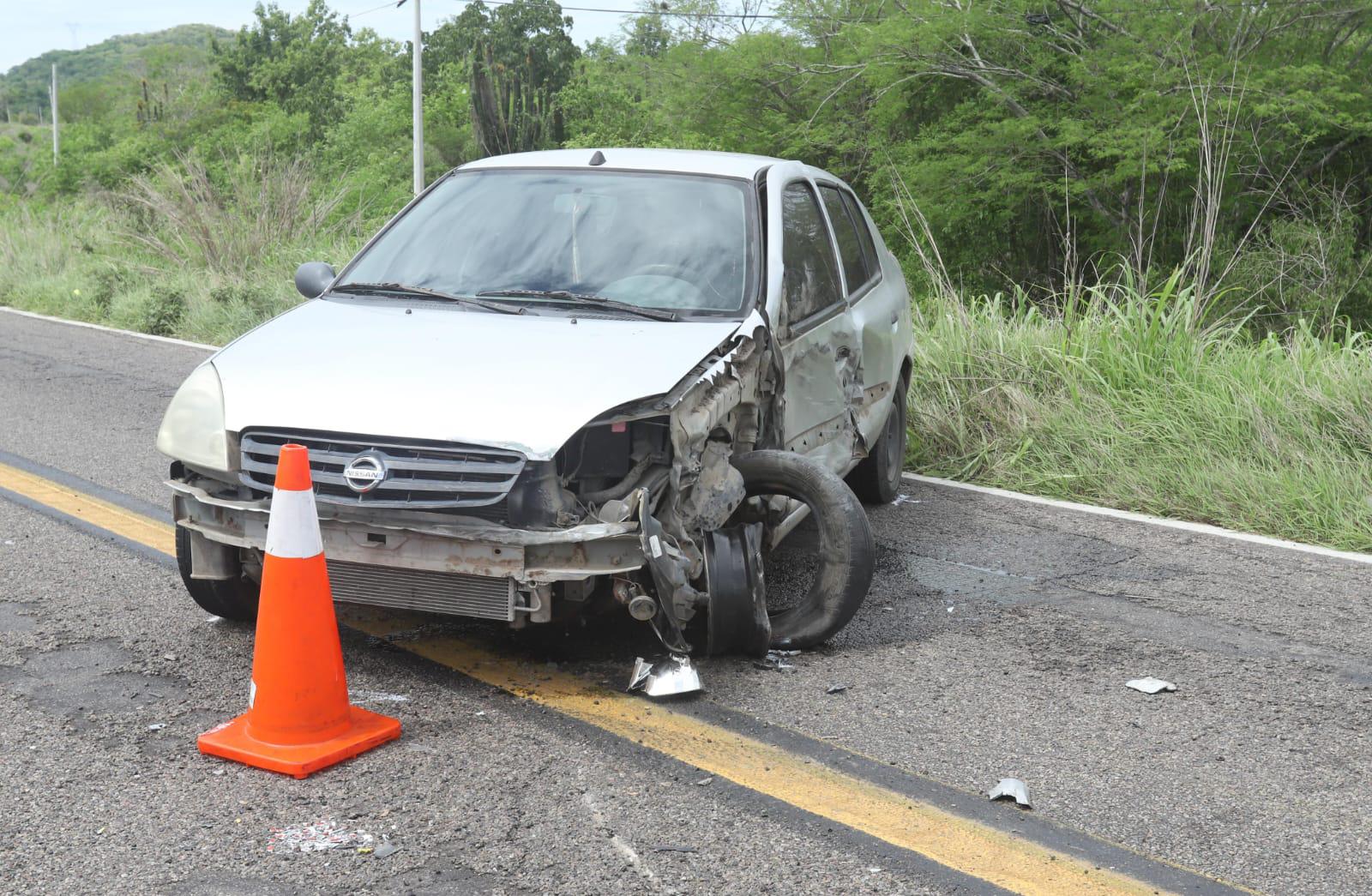 $!Camión de volteo y auto sedán chocan en la Libre Mazatlán-Culiacán